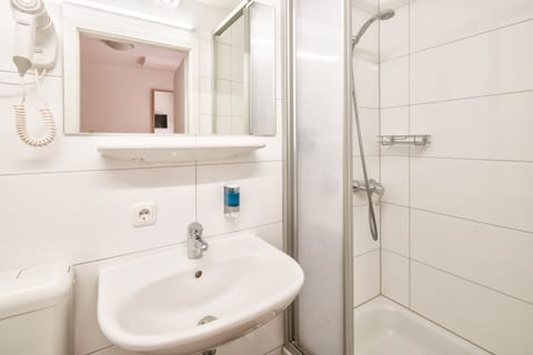 Single Room | Bathroom | Shower, hair dryer, towels