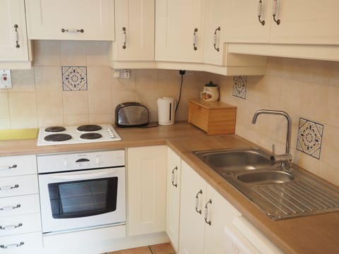 Full-size fridge, microwave, oven, stovetop