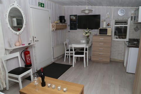 Cottage, 1 Bedroom, Hot Tub | Blackout drapes, soundproofing, free WiFi, bed sheets