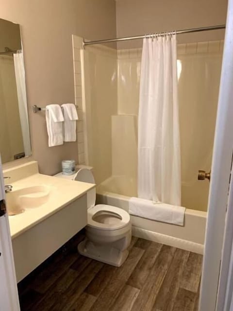 Combined shower/tub, free toiletries, towels