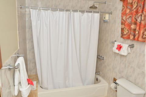 Superior Room, Garden View | Bathroom | Shower, rainfall showerhead, free toiletries, hair dryer
