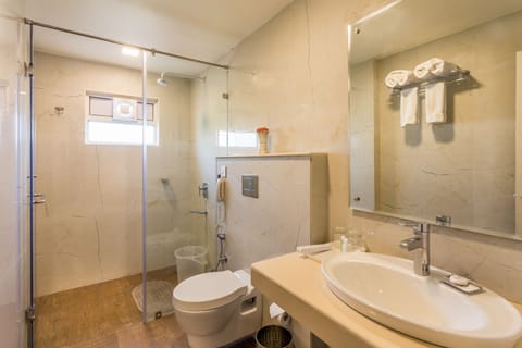 Superior Double Room, 1 Bedroom | Bathroom | Shower, free toiletries, slippers