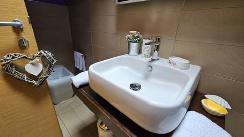 Superior Apartment | Bathroom | Shower, free toiletries, hair dryer, bidet