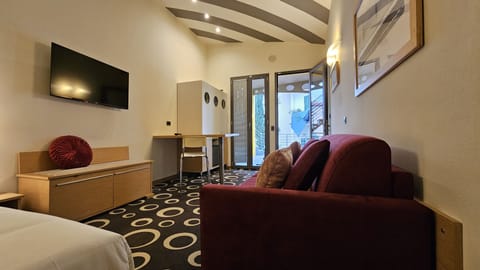 Superior Apartment | Desk, blackout drapes, soundproofing, free WiFi