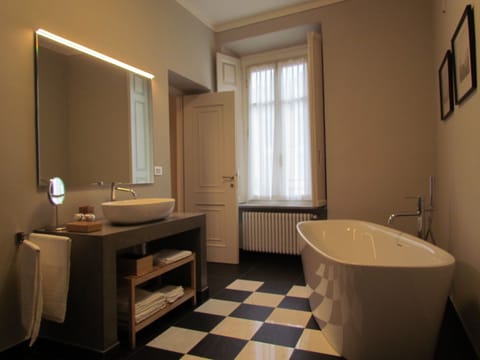 Deluxe Suite, Lakeside | Bathroom | Separate tub and shower, deep soaking tub, rainfall showerhead