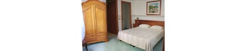 Standard Double or Twin Room, Non Smoking | Iron/ironing board, free WiFi, bed sheets