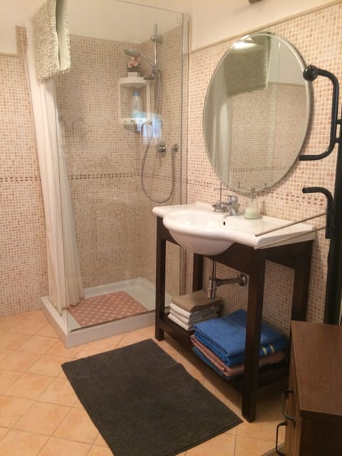 Quadruple Room, Private Bathroom | Bathroom | Shower, free toiletries, hair dryer, bidet