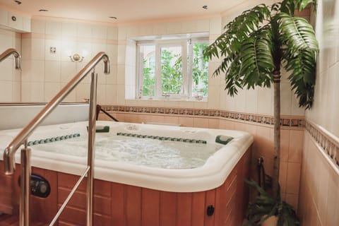 Indoor spa tub