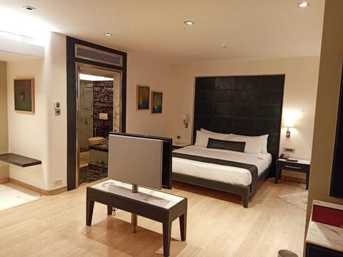 Executive Suite, 1 King Bed | 1 bedroom, premium bedding, pillowtop beds, minibar