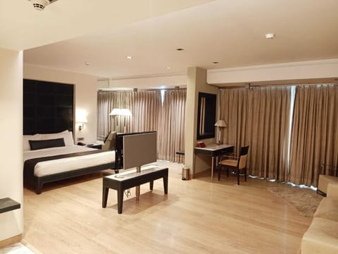 Executive Suite, 1 King Bed | 1 bedroom, premium bedding, pillowtop beds, minibar