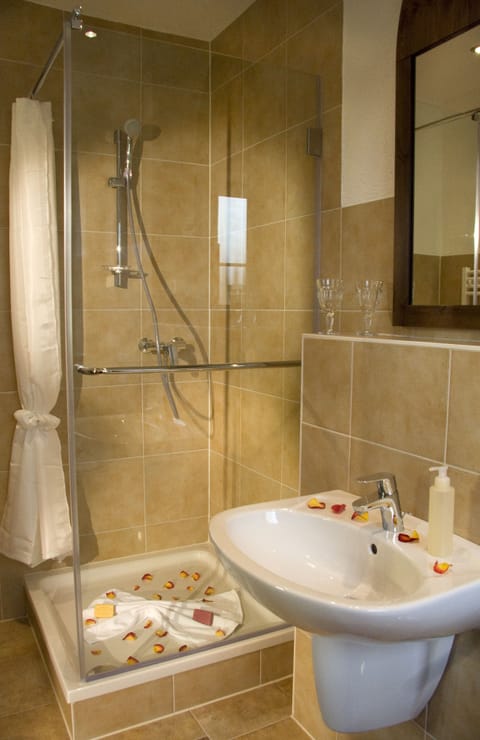 Comfort Double Room, 1 King Bed | Bathroom | Shower, hair dryer, towels