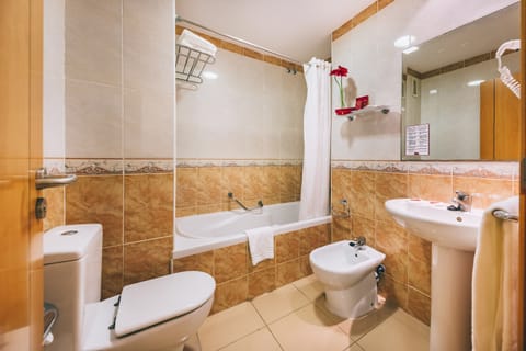 Double Room with Terrace (2 adults) | Bathroom | Hair dryer, towels, soap, shampoo