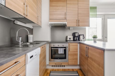 Comfort Studio, Balcony, Courtyard View | Private kitchen | Coffee/tea maker, electric kettle, dining tables