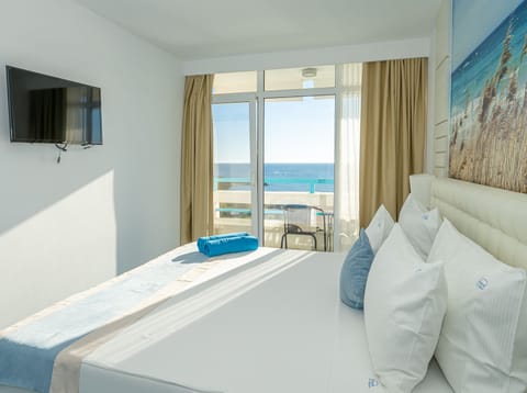 Standard Double Room, 1 King Bed, Sea View | Minibar, in-room safe, soundproofing, free WiFi