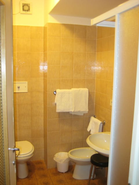 Shower, deep soaking tub, rainfall showerhead, free toiletries