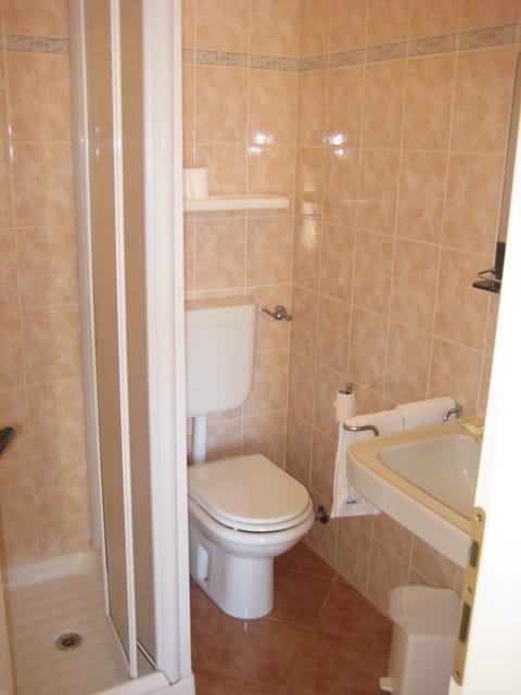 Shower, deep soaking tub, rainfall showerhead, free toiletries