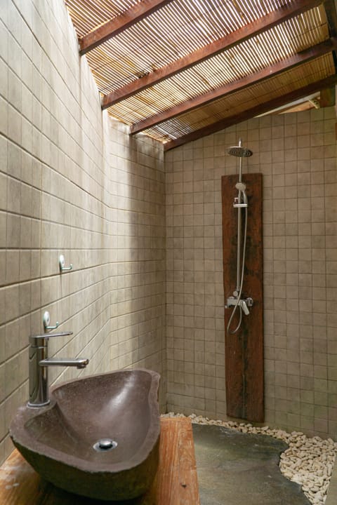 Signature Cottage | Bathroom | Shower, free toiletries, hair dryer, towels