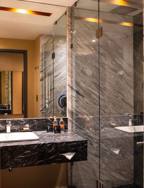 Master Suite | Bathroom | Shower, free toiletries, hair dryer, towels