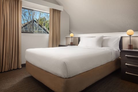 Premium bedding, in-room safe, desk, laptop workspace