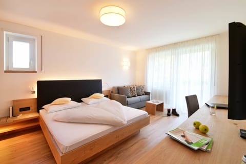 Comfort Double Room, Balcony | Hypo-allergenic bedding, in-room safe, desk, free WiFi