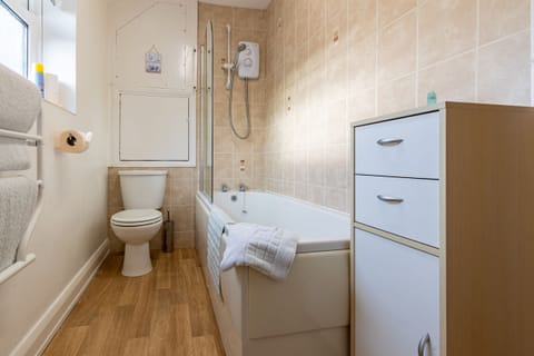 Double Room, Ensuite | Bathroom | Free toiletries, towels