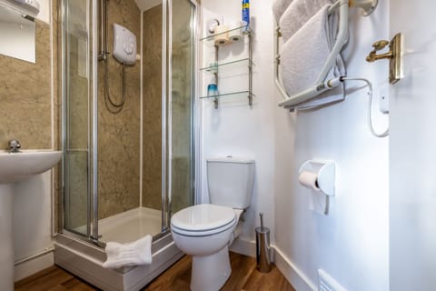 Double Room, Ensuite | Bathroom | Free toiletries, towels