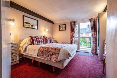 Double Room, Ensuite | Desk, iron/ironing board, free WiFi, bed sheets