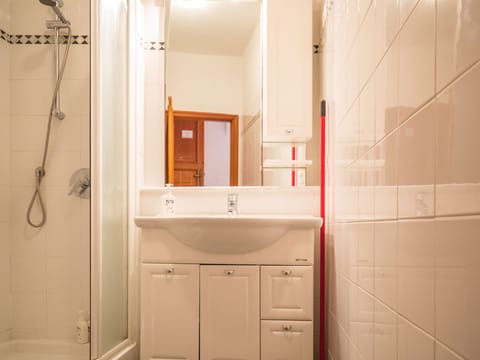 Basic Double Room | Bathroom | Shower, rainfall showerhead, eco-friendly toiletries, hair dryer