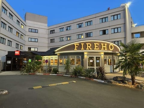 Lunch and dinner served, French cuisine