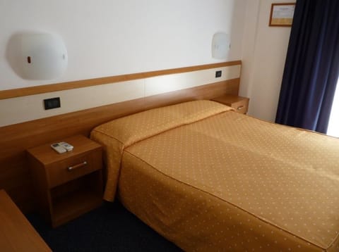 Double Room | In-room safe, desk, free cribs/infant beds, free WiFi