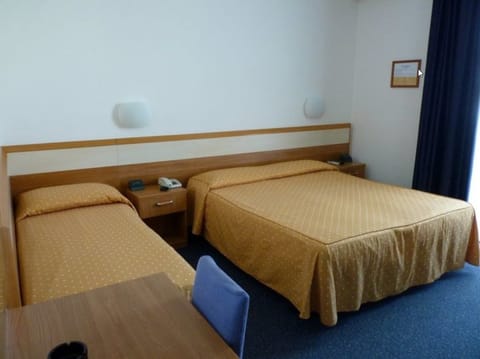 Triple Room | In-room safe, desk, free cribs/infant beds, free WiFi