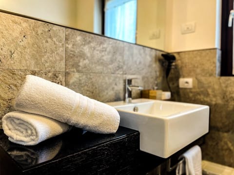 Superior Double or Twin Room, Lake View | Bathroom | Shower, free toiletries, hair dryer, towels