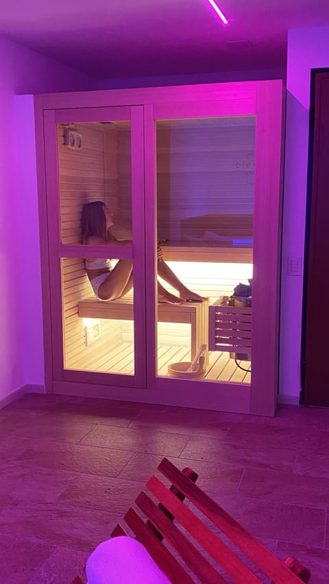 Sauna, spa tub