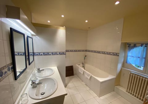Suite Directoire | Bathroom | Free toiletries, hair dryer, towels