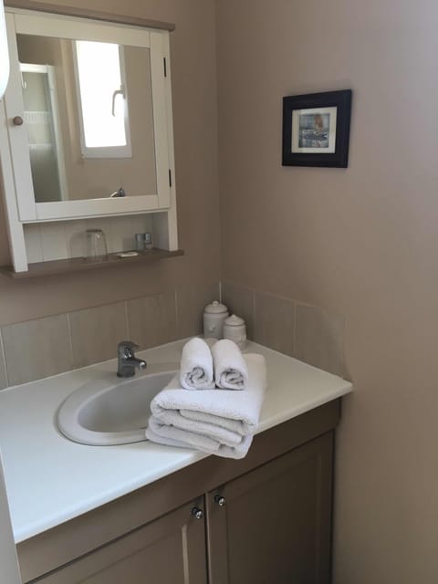 Chambre Beige | Bathroom sink