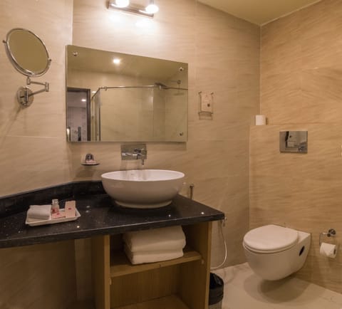 Executive Suite | Bathroom | Shower, free toiletries, bidet, towels