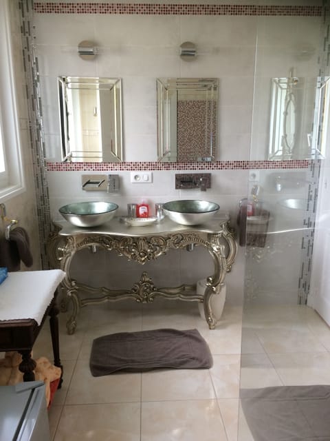 Double Room (Romantique) | Bathroom | Shower, free toiletries, hair dryer, bathrobes