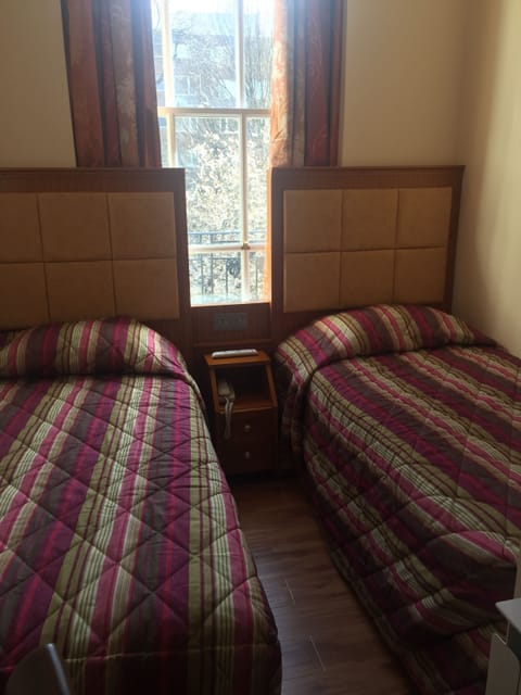 Twin Room | In-room safe, desk, bed sheets