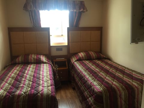 Twin Room | In-room safe, desk, bed sheets