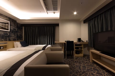 Deluxe Twin Room, Non Smoking | In-room safe, desk, laptop workspace, blackout drapes