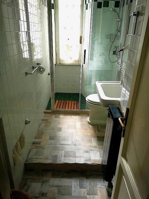 Shower, rainfall showerhead, free toiletries, hair dryer