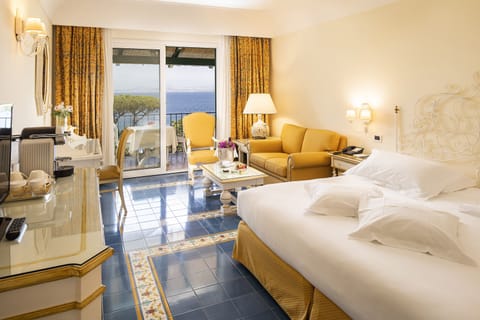 Deluxe Room, Sea View | Minibar, in-room safe, individually decorated, individually furnished