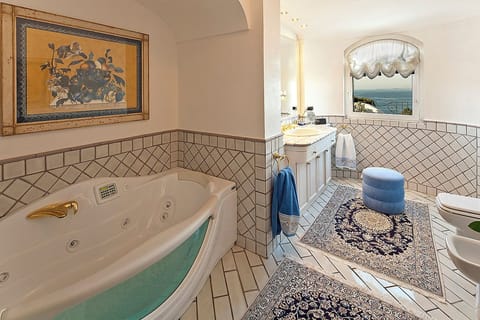 Grand Suite, Sea View | Bathroom | Designer toiletries, hair dryer, bathrobes, slippers