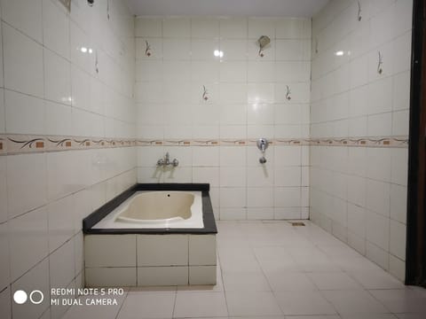 Superior Room | Bathroom amenities | Shower, free toiletries