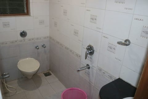 Standard Room | Bathroom | Shower, free toiletries