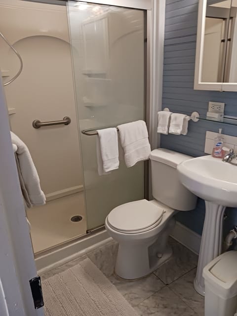 Cleo's Room | Bathroom | Free toiletries, hair dryer, towels, soap