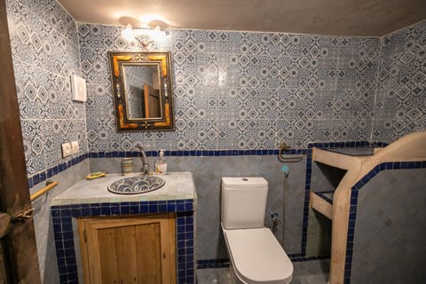 Economy Quadruple Room | Bathroom | Shower, free toiletries, hair dryer, bidet