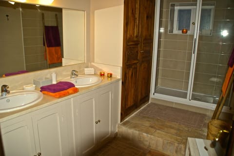 Comfort Triple Room, Ensuite, Garden View (Ninon) | Bathroom | Free toiletries, hair dryer, towels, soap
