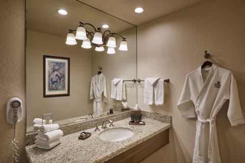King Suite | Bathroom | Free toiletries, hair dryer, bathrobes, towels