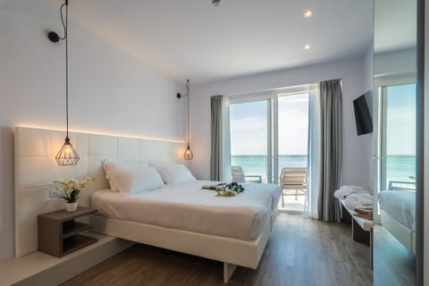 Deluxe Double Room, Terrace, Sea View | Minibar, in-room safe, desk, soundproofing